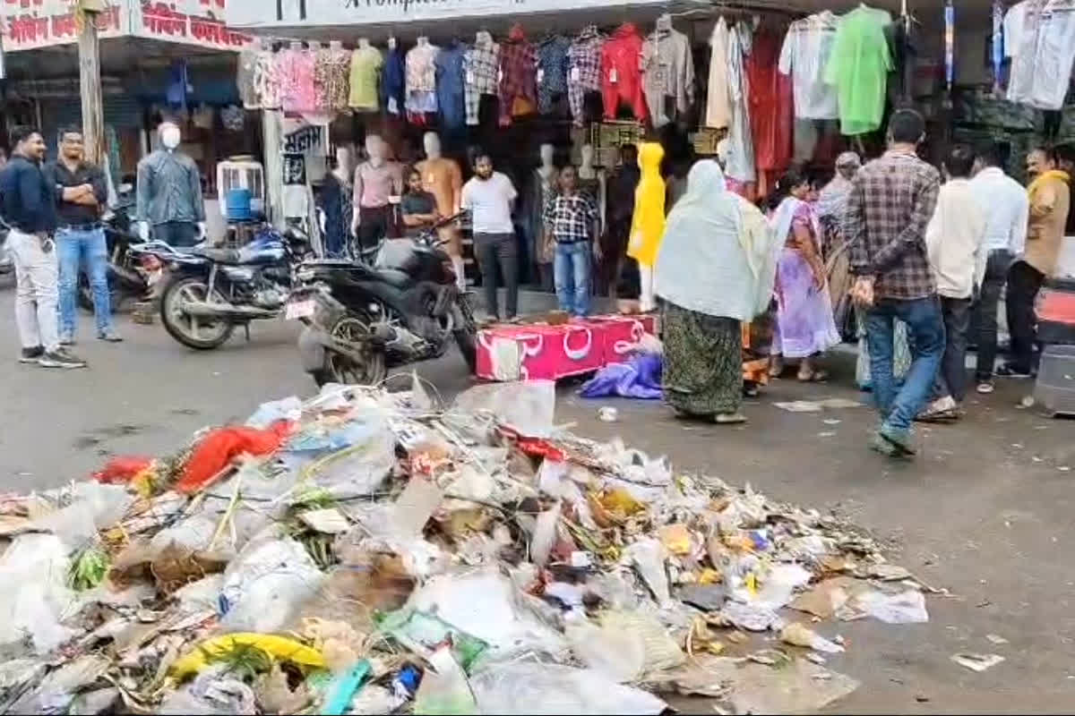 Misbehaves with Cleaning worker: सम्मान से समझौता नहीं…व्यापारी ने तेज आवाज में की बात तो सफाई कर्मचारियों ने दुकान के सामने लगा दिया कचरे का ढेर