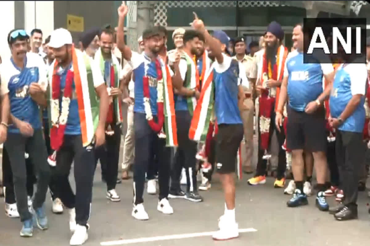 Paris Olympic 2024: पेरिस ओलंपिक में लहराया भारत का परचम, स्वदेश लौटी भारतीय पुरुष हॉकी टीम, एयरपोर्ट पर किया गया भव्य स्वागत