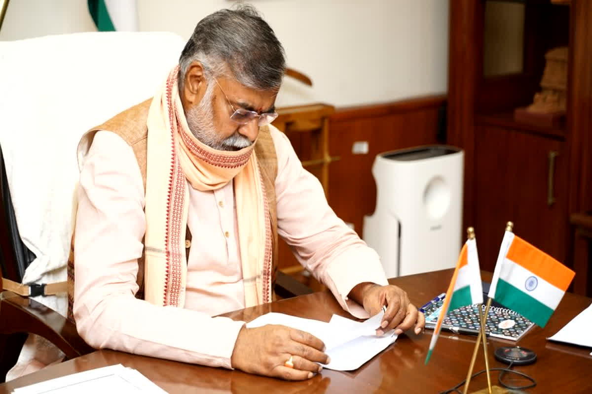 Prahlad Singh Patel Angry: ‘हमको ज्ञान मत बताओ…तमाशा बना रखा है’ बैठक में नाराज हुआ मंत्री प्रहलाद पटेल, अधिकारियों को हड़काया