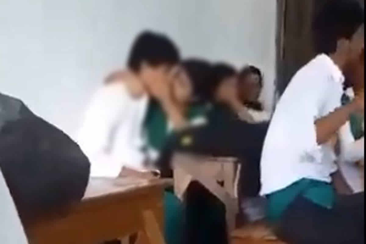 Student Romance in Classroom: क्लास की लास्ट बेंच पर खुल्लम-खुल्ला रोमांस करते नजर आए छात्र-छात्रा, पूरा क्लास तिरछी नजरों से देख रहा था नजारा