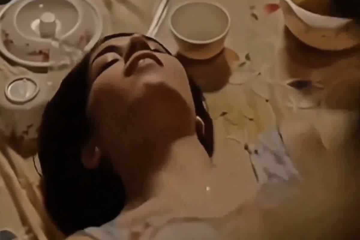 Ruhani Sharma Latest Video: फेमस बॉलीवुड एक्ट्रेस का प्राइवेट वीडियो हुआ लीक, खाना खाते-खाते हुए अनकंट्रोल, डाइनिंग टेबल पर ही हो गए शुरू