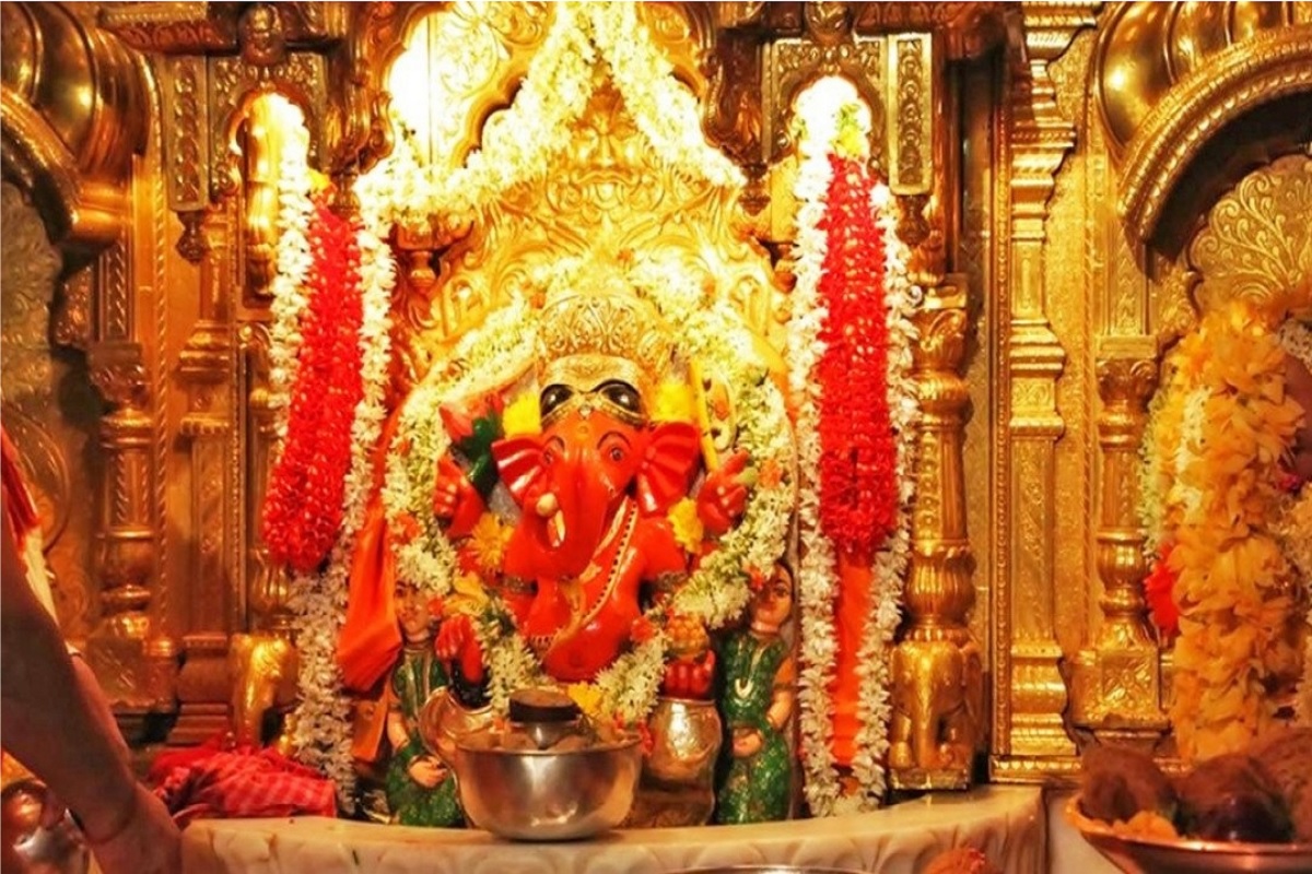 Shree Siddhivinayak Aarti Lyrics : जय देव जय देव, जय मंगल मूर्ति। दर्शनमात्रे मनः, कामना पूर्ति जय देव जय देव॥