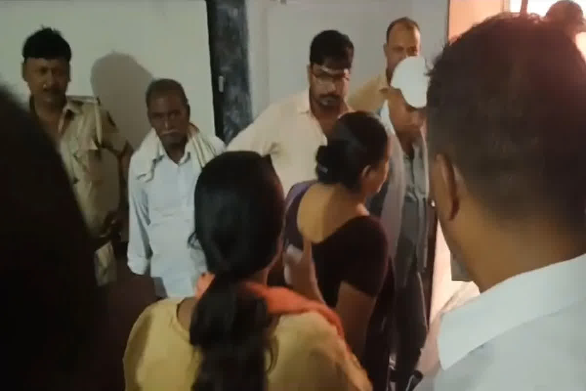 Teacher Romance with Madam in School: स्कूल में ही शिक्षिका के साथ रोमांस करते पकड़ाए गुरुजी, पूरे गांव के सामने मैडम को पत्नी ने पीटा