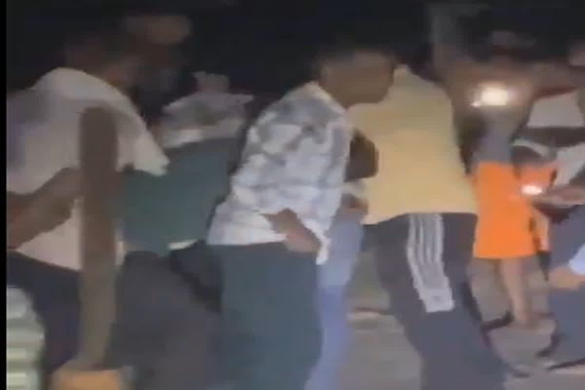 Viral Video : भीड़ ने चोर समझकर युवक को बेरहमी से पीटा, वीडियो वायरल होने के बाद पुलिस ने दर्ज किया मामला