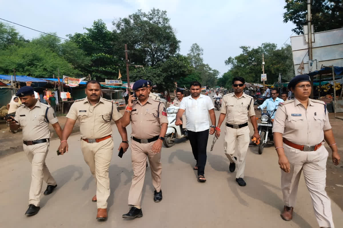 Janjgir Attack on Police: थाना प्रभारी से मारपीट करने वाले आरोपी सरपंच का निकला जुलूस.. सड़क पर लोग बनाते रहे वीडियों, आप भी देखें