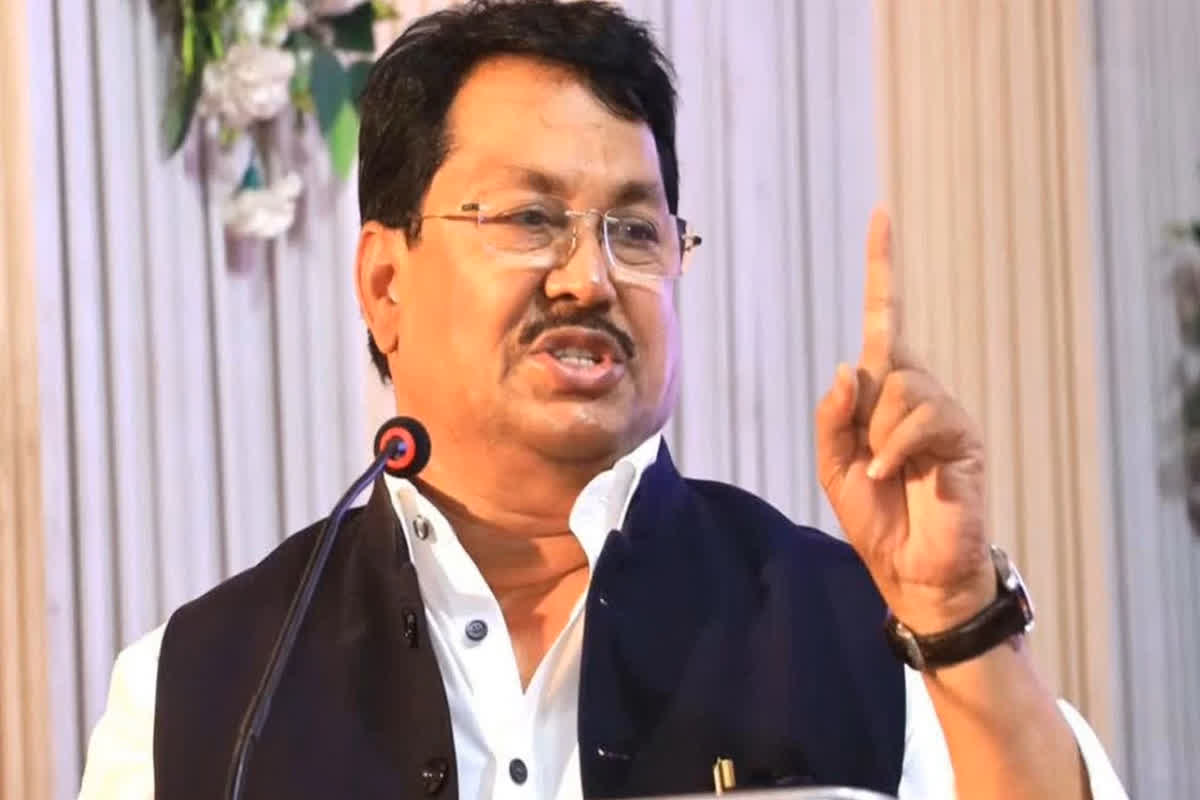 Badlapur Rape Case Update: ‘FIR के लिए पीड़ित परिवार को 11 घंटे करवाया इंजतार..’ स्कूल में नर्सरी की बच्चियों से दुष्कर्म मामले में भड़के विपक्ष नेता, की ये मांग