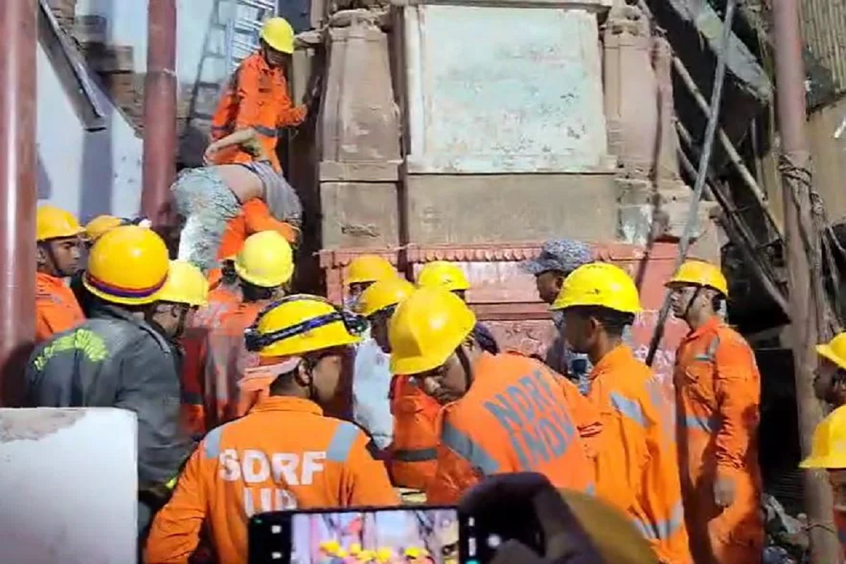Houses collapsed in Varanasi : काशी विश्वनाथ मंदिर के पास बड़ा हादसा, एक साथ धराशाई हुए दो मकान, 8 लोगों के दबे होने की आशंका