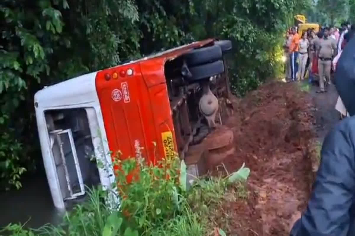 Bus Accident In Maharashtra : अनियंत्रित होकर सड़क किनारे पलटी यात्रियों से भरी बस, 11 लोगों की हालत गंभीर