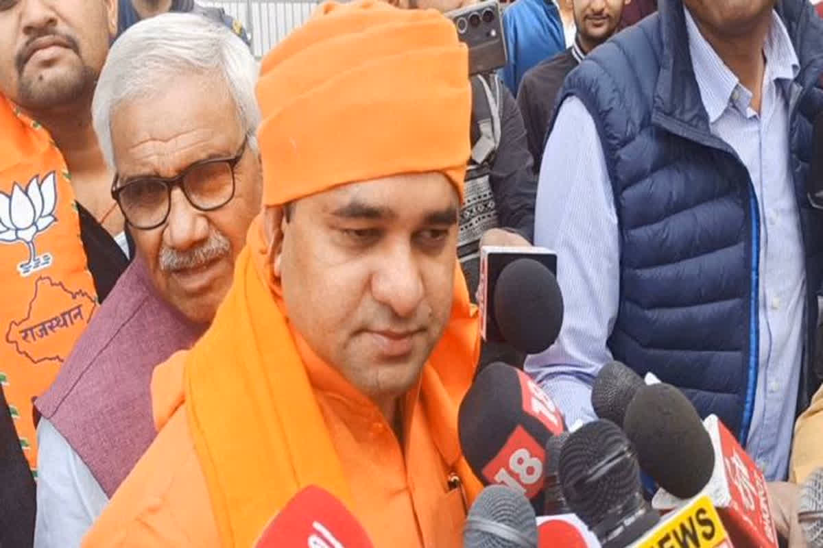 Bhiwadi News : अपनी ही सरकार के खिलाफ धरने पर बैठे भाजपा के दिग्गज विधायक, जानें पूरा मामला