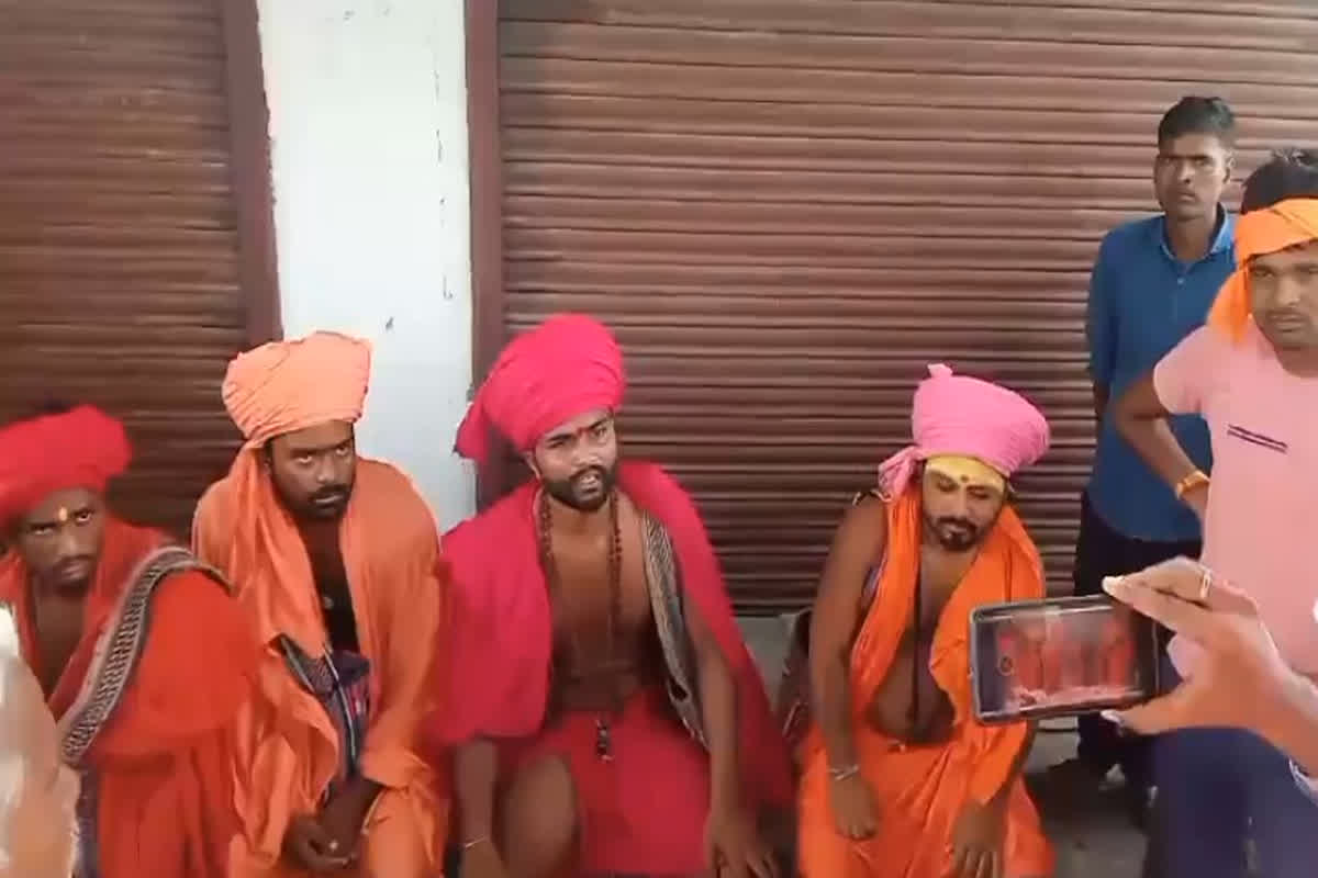 Babaon ki Pitai Ka Video: बाबा बनकर गांव में ऐसा काम करते थे युवक, ग्रामीणों ने रंगे हाथों पकड़ा, फिर जो सबक सिखाया…. देखें वीडियो