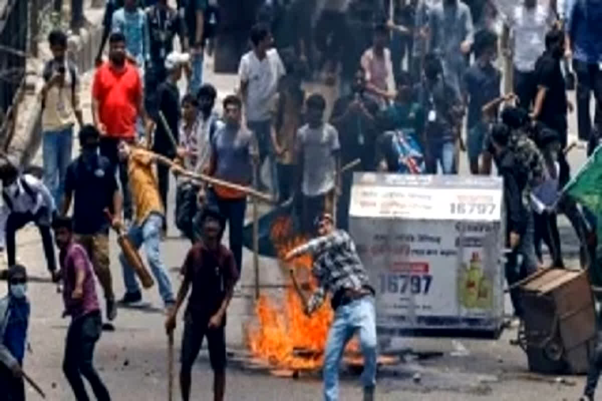 Bangladesh Violence: शेख हसीना के इस्तीफा देते ही भड़की हिंसा, झड़प में 300 से अधिक लोगों ने गंवाई जान