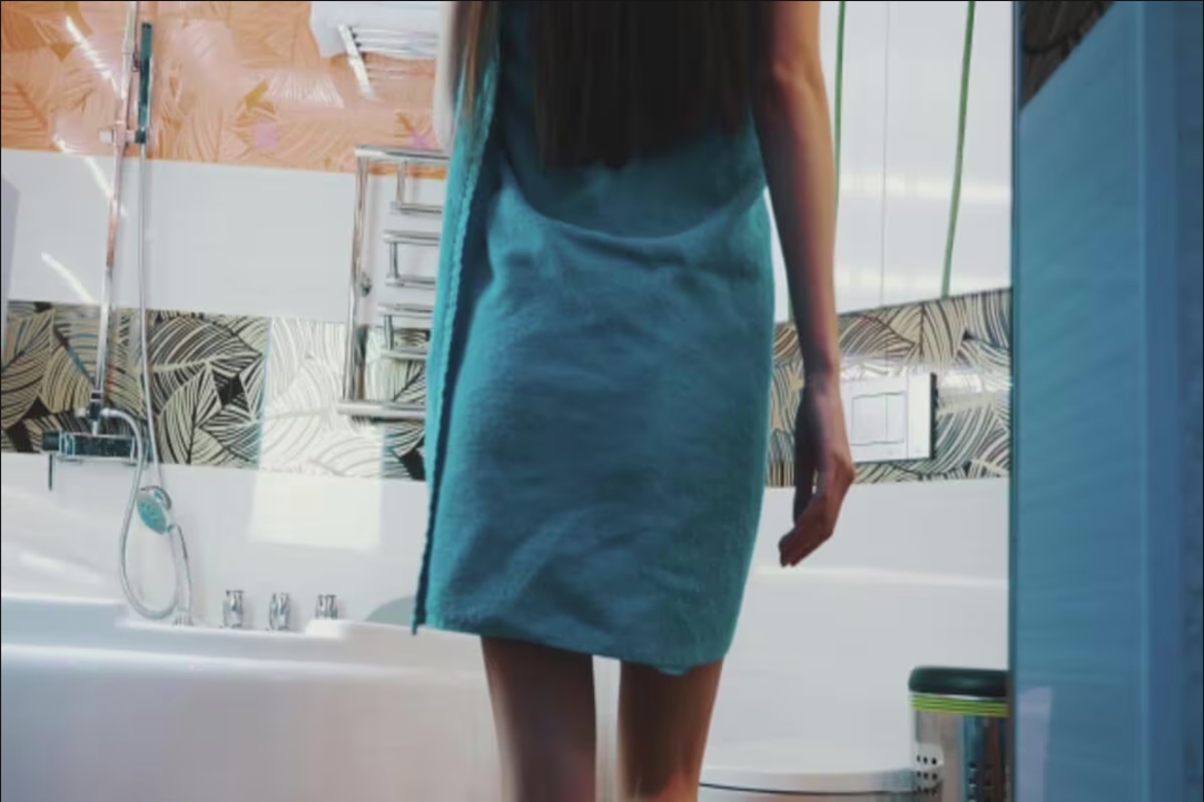 Secret Camera in Women Bathroom : महिला बाथरूम में मिला सीक्रेट कैमरा..! हो रही थी वीडियो रिकॉर्डिंग, बाहर निकालते ही मिली हैरान कर देने वाली क्लिप..