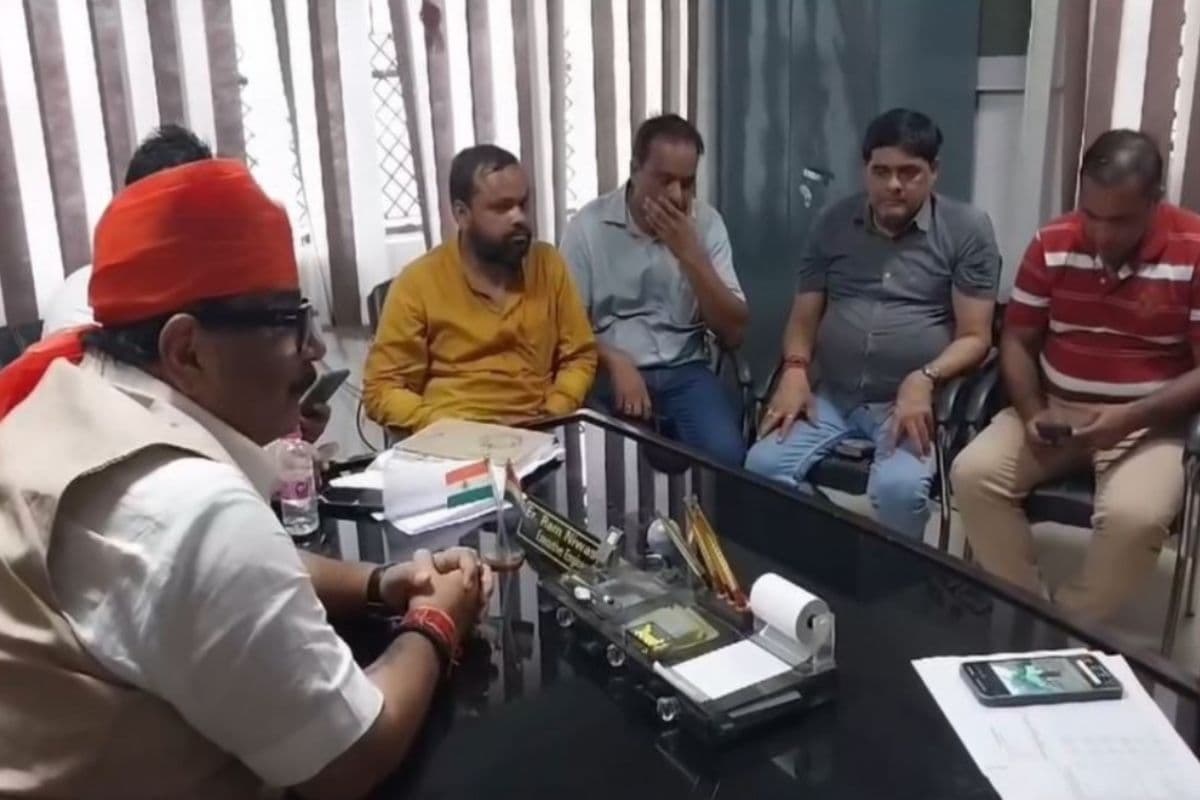BJP Vidhayak ka Video Viral: ‘जूते की माला पहनाकर बनाऊंगा मुर्गा’, भाजपा विधायक का दिखा रौद्र अवतार, प्रोजेक्ट मैनेजर से लेकर सीईओ को दी ये धमकी, देखें वीडियो
