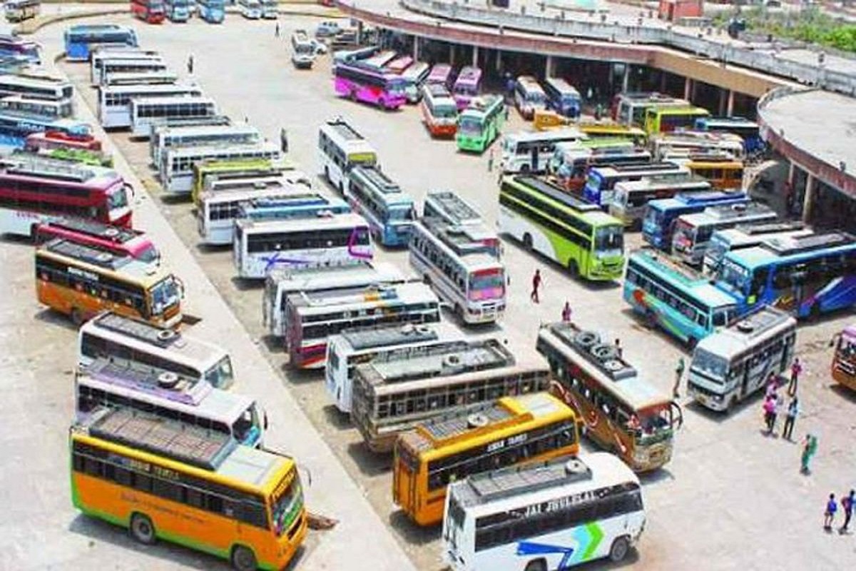 किराया बढ़ाने और अस्थाई परमिट को लेकर बस ऑपरेटरों ने खोला मोर्चा, थमें 30 हजार बसों के पहिए, इंतजार करते रहे यात्री