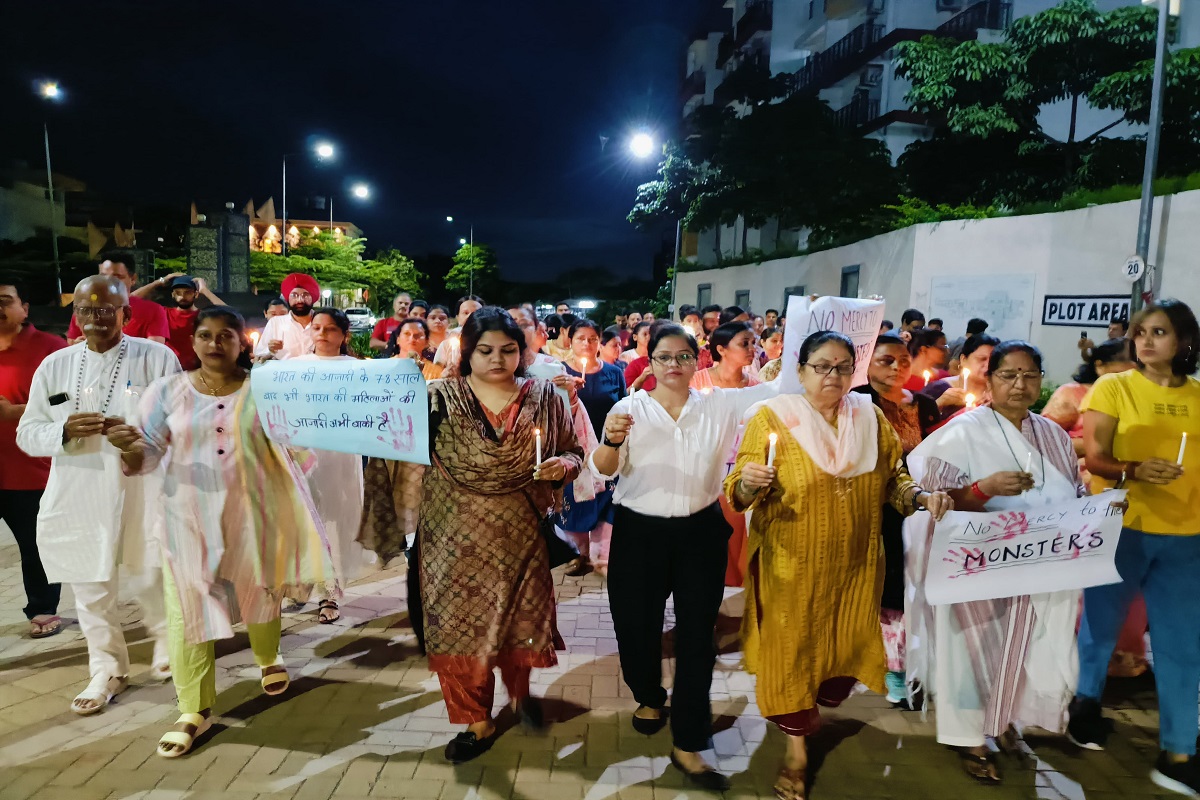 Raipur News : दुष्कर्म के बाद महिला डॉक्टर की हत्या का विरोध, अविनाश कैपिटल होम सोसाइटी के लोगों ने निकाला कैंडल मार्च