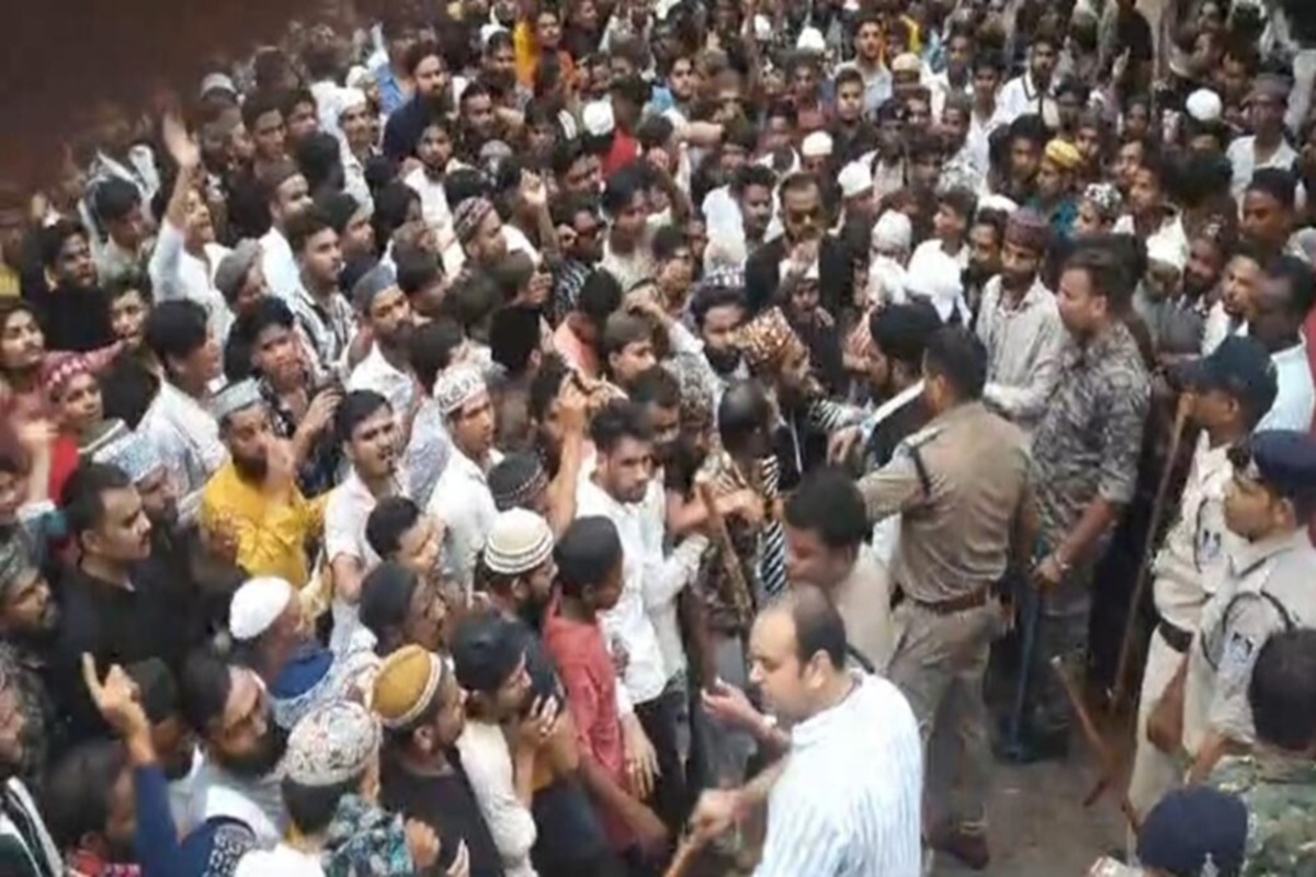 Chhatarpur Thana Attack: थाने में पथराव करने वालों को BJP नेता की नसीहत.. कहा ‘पत्थर बरसाना किसी आतंकवादी घटना से कम नहीं’