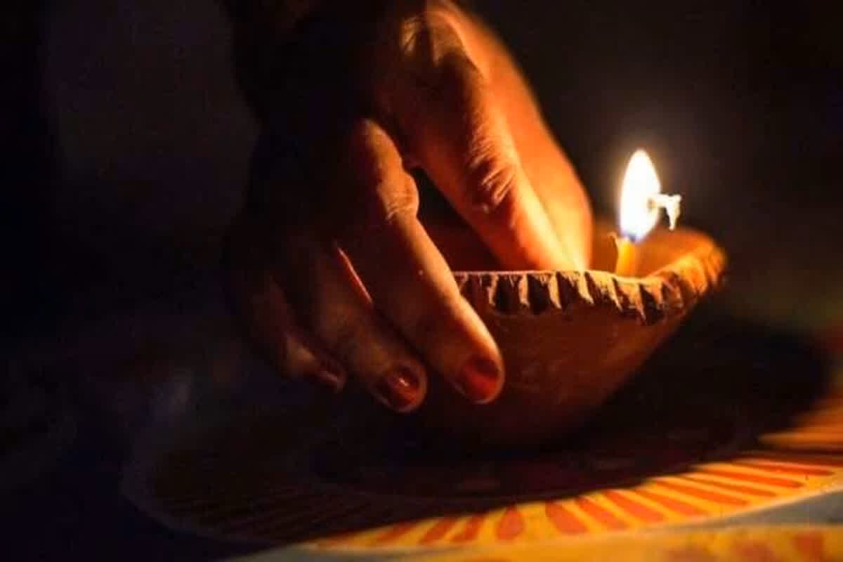 Deepak Jalane Ke Niyam: घर की इस दिशा में भूलकर भी न रखें जलता हुआ दीया, वरना… संकट से घिर जाएगा जीवन