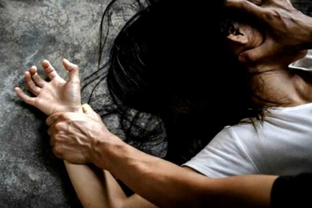 kolkata doctor rape case: शरीर को गिद्ध जैसे नोचा, प्राइवेट पार्ट को कुचला, मेडिकल छात्रा से रेप का सच जानकर कांप जाएगी रूह