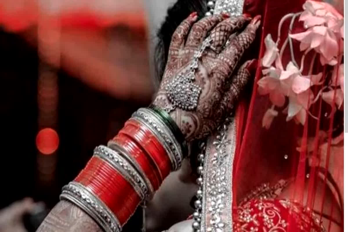 Groom Caught Red Handed with Girl: सात फेरे लेने से पहले शादी भवन के कमरे में युवती के साथ ऐसा काम कर रहा था दूल्हा, दुल्हन के भाई ने देखा लाइव तमाशा, मचा बवाल