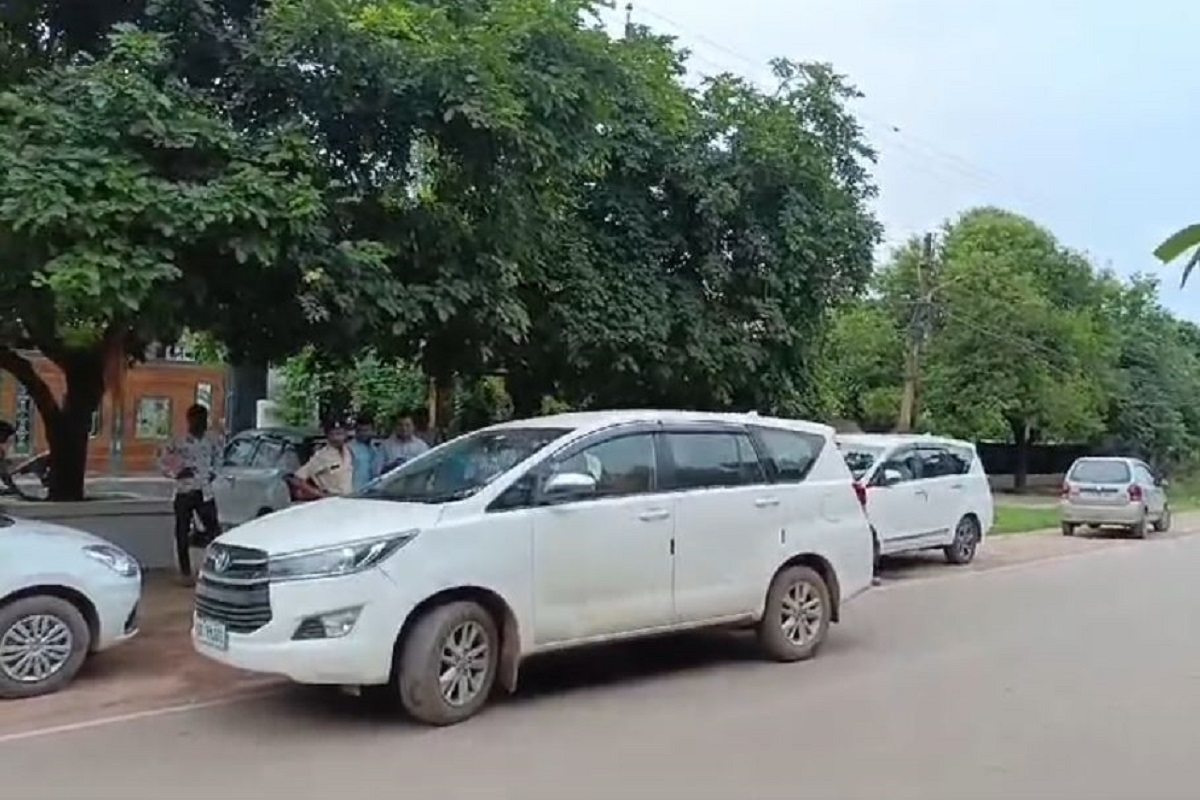 सौम्या चौरसिया का सबसे करीबी राजदार मनीष उपाध्याय गिरफ्तार, रानू साहू के मायके पहुंची EOW और ACB की टीम