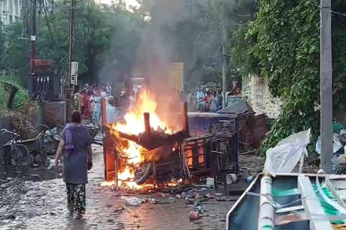 Ghaziabad Rape News: कोलकाता के बाद अब यहां में नाबालिग से हैवानियत, नाराज लोगों ने आरोपी की दुकान पर बोला हमला, तोड़फोड़ के बाद किया आग के हवाले