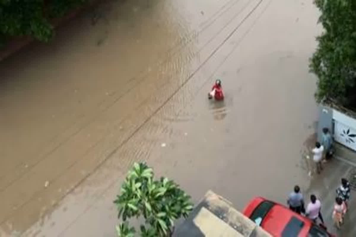 Zomato Boy Viral Video : बाढ़ के बीच डिलीवरी करने पहुंचा जोमैटो बॉय, सोशल मीडिया पर वायरल हुआ वीडियो, लोगों ने दी ऐसी प्रतिक्रिया