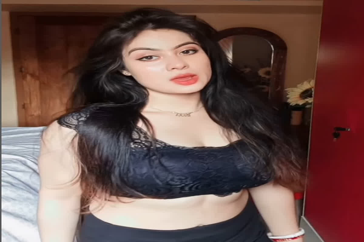 Indian Desi Bhabhi Sexy Video : ब्लैक ब्रा में Indian Desi Bhabhi ने बिखेरा हुस्न का जलवा, वीडियो देख आहें भर रहे नौजवान
