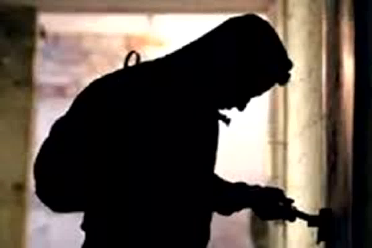 Indore News: किन्नर बन कर चोरी करने वाले आरोपी को जीआरपी पुलिस ने किया गिरफ्तार, जब्त किए कुल 11 लाख के आभूषण