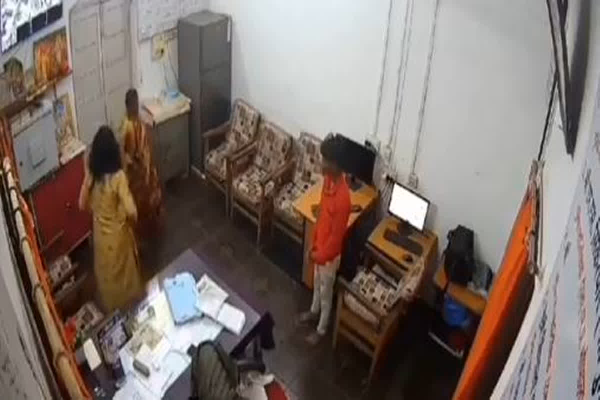 GRP Brutality Video: जीआरपी की हैवानियत! थाने में ही दादी और पोते के साथ किया ऐसा काम, देखकर कांप उठेंगी आपकी रूह