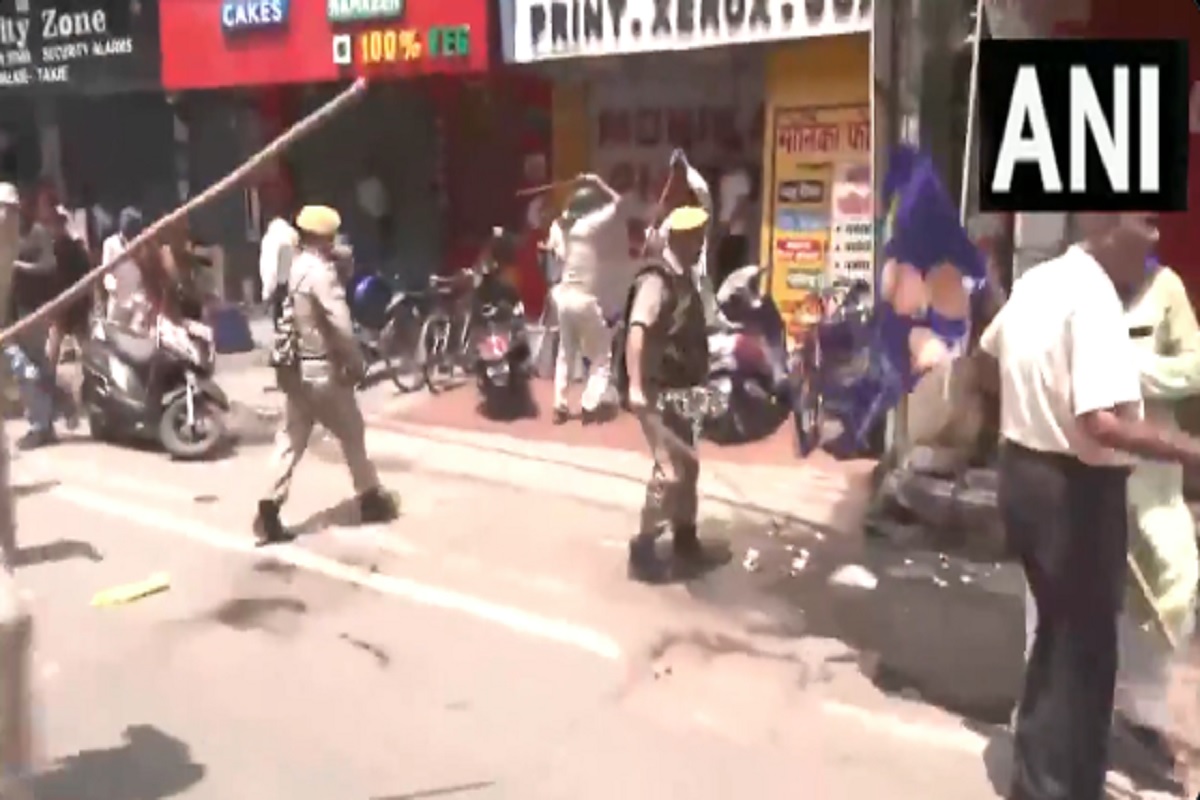 Bharat Bandh Latest Update: आरक्षण के फैसले के विरोध में आज भारत बंद, भीड़ पर लाठीचार्ज, अफरा तफरी के बाद पुलिस ने बरसाए डंडे