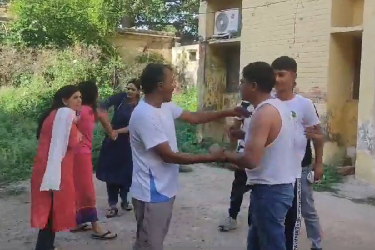 प्रेमी संग कमरे में इस हाल में पकड़ी गई महिला इंस्पेक्टर, परिजनों ने जमकर पीटा, वीडियो वायरल