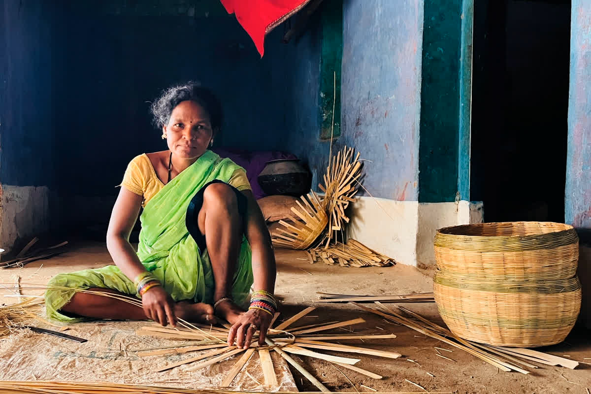 Mahtari Vandana Yojana : बांस शिल्प कला में जान डाल रही महिलाएं, महतारी वंदन योजना से आर्थिक रूप से सशक्त होने में मिल रही मदद