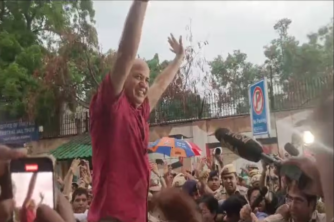 Manish Sisodia released from Jail : मनीष सिसोदिया जेल से रिहा..! AAP कार्यकर्ताओं ने किया स्वागत, बाहर आते ही कहा- ‘मेरा रोम-रोम बाबा साहब का ऋणी’