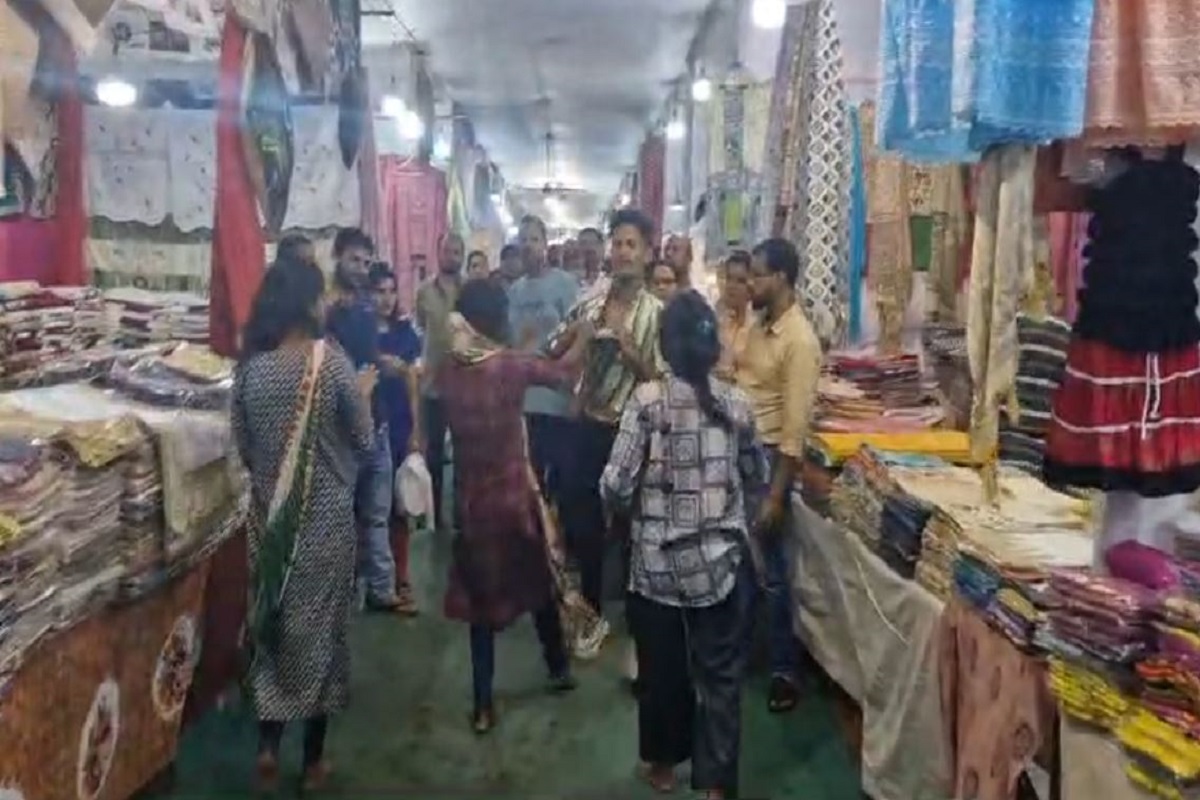 Viral Video: लड़​कियों का वीडियो बनाना युवक को पड़ा भारी, बीच चौपाटी में कर दी जमकर पिटाई