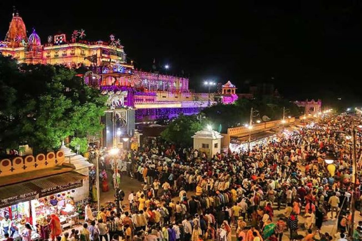 Mathura janmashtami 2024: जन्माष्टमी पर मंदिर में अपने साथ न लाएं छोटे बच्चे और बुजुर्ग, मंदिर प्रबंधन ने जारी की एडवायजरी
