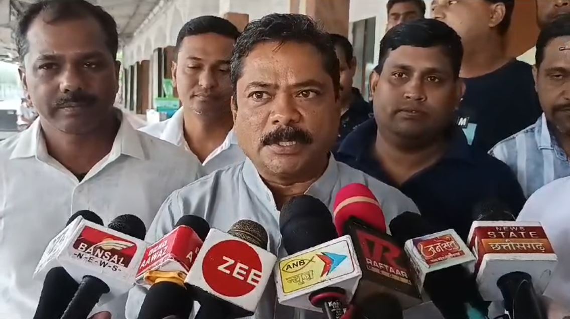 ‘ट्रेन नहीं चलेगी तो ये सरकार भी नहीं चलेगी’, कांग्रेस पदाधिकारियो नें रेलमंत्री के नाम ज्ञापन सौंपते हुए दी चेतावनी