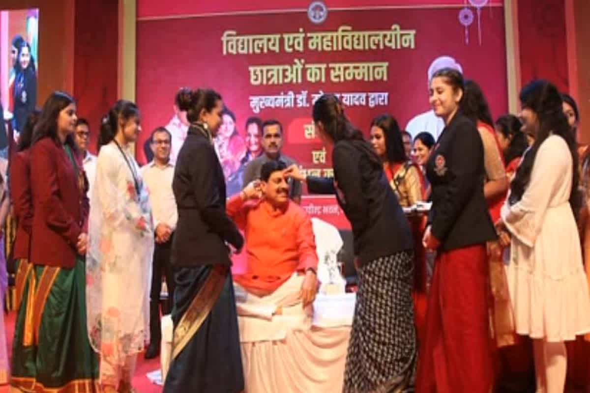 MP CM Transfer Money for Sanitary Pads : सैनेटरी पैड के लिए छात्राओं के खाते में ट्रांसफर किए 57 करोड़ रुपए, सीएम ने बताया हर खाते में आएगी इतनी राशि