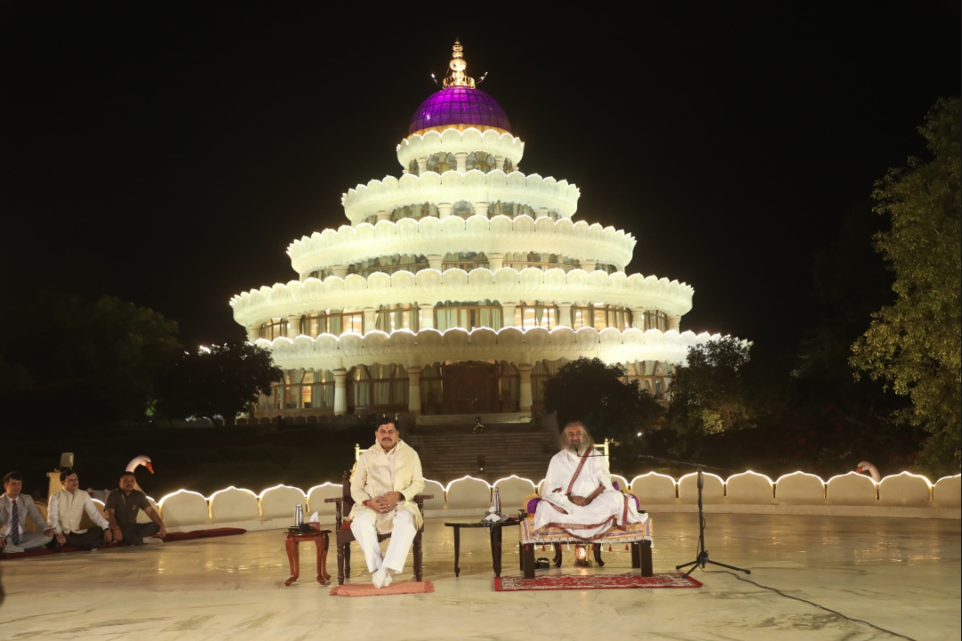 सीएम डॉ. मोहन यादव ने आध्यात्मिक और योग गुरु श्री श्री रविशंकर का लिया आशीर्वाद, आश्रम पहुंचकर किया गौशाला का भ्रमण