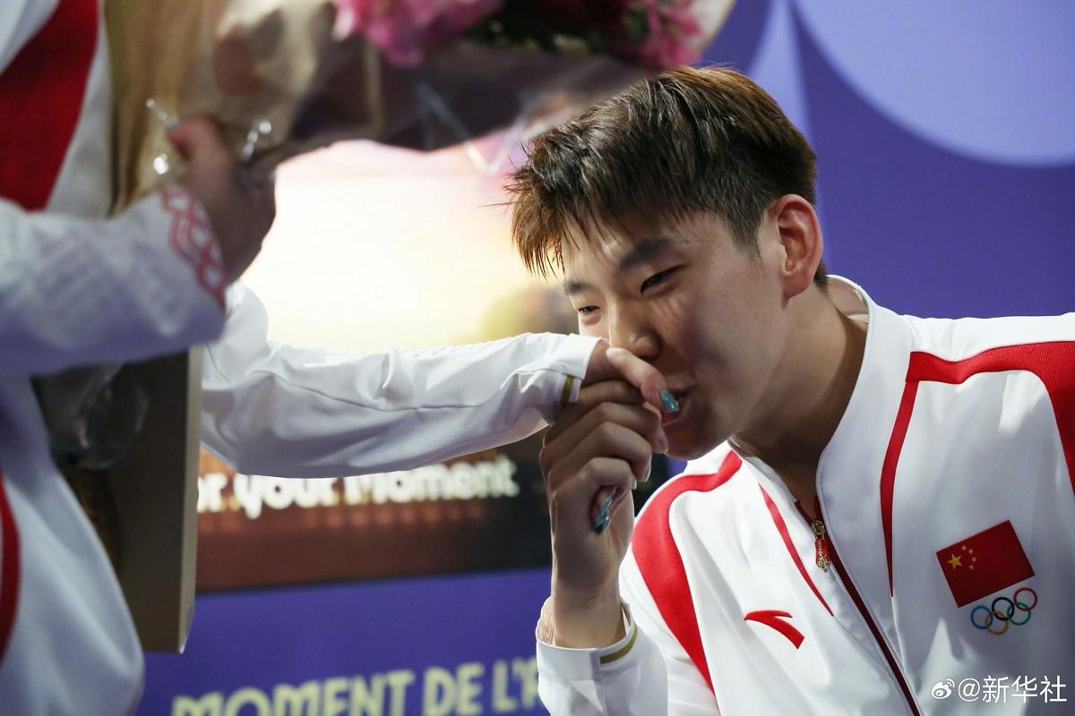 Paris Olympic Marriage Proposal Video Viral: ओलंपिक के बीच हुआ प्यार का इजहार, गोल्ड मेडल जीतते ही बैडमिंटन खिलाड़ी को मिली सगाई की अंगूठी