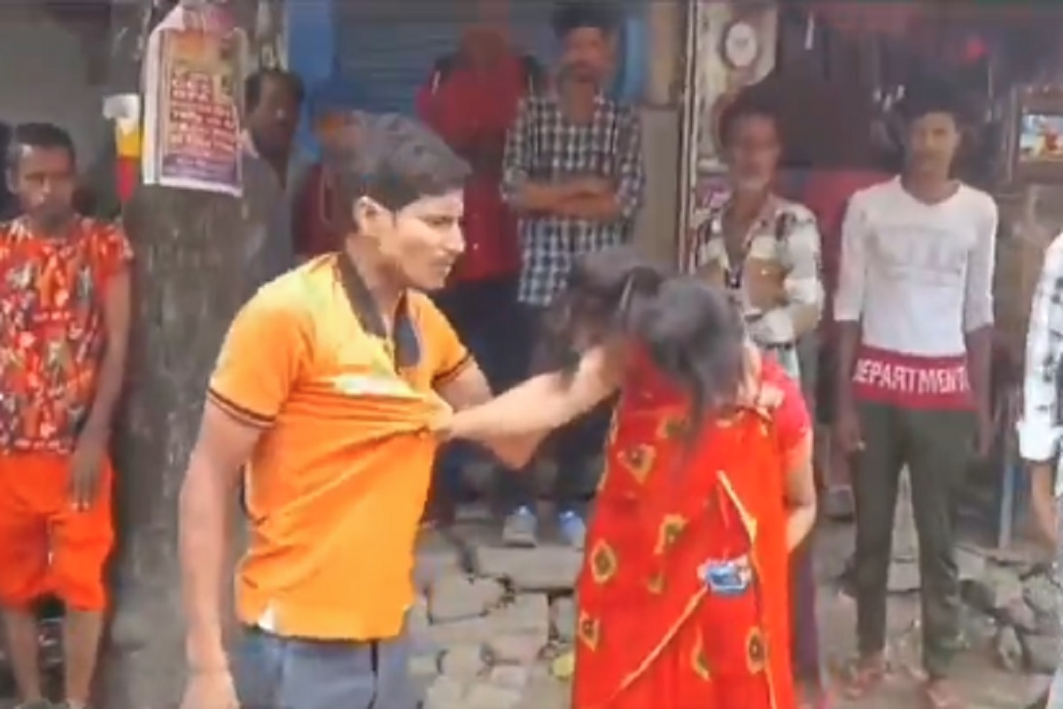 Pati Patni Ka Video: बीच सड़क पर पत्नी के साथ ऐसा काम कर रहा था पति, देखकर फटी रह गई लोगों की आंखें