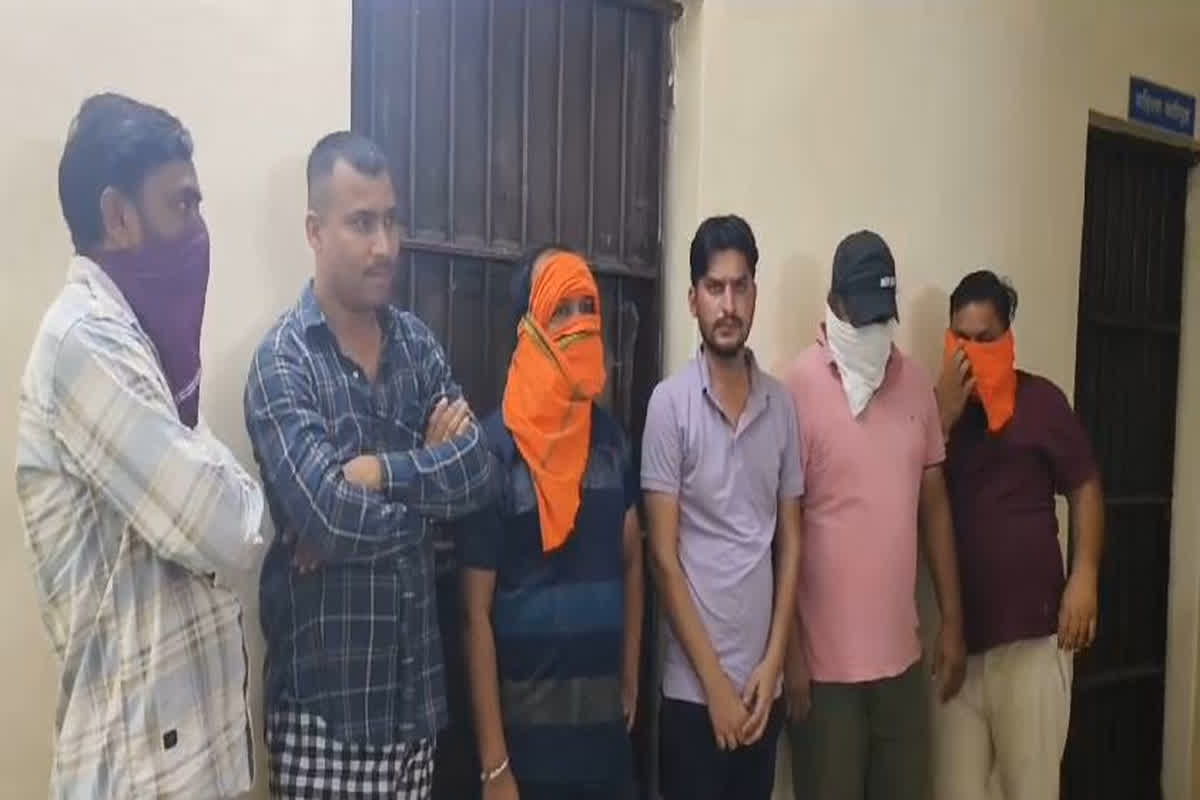 Rajnandgaon News: कांग्रेस पार्षद के घर सजी थी महफिल, 52 परियों पर लगा रहे थे दांव, देखकर पुलिस भी रह गई दंग