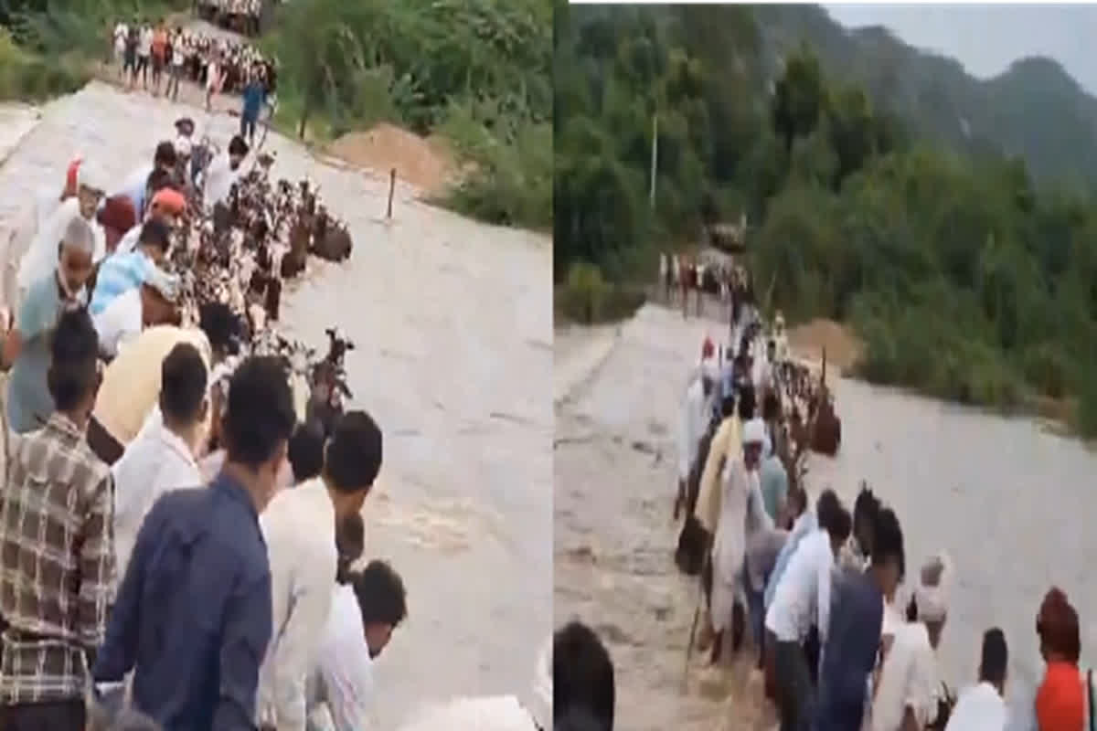 Rajasthan Viral Video: भारी बारिश का कहर… पानी के तेज बहाव में फंसी बकरियों को बचाने नदी में कूदे ग्रामीण, रेस्क्यू देख हैरान हुए लोग