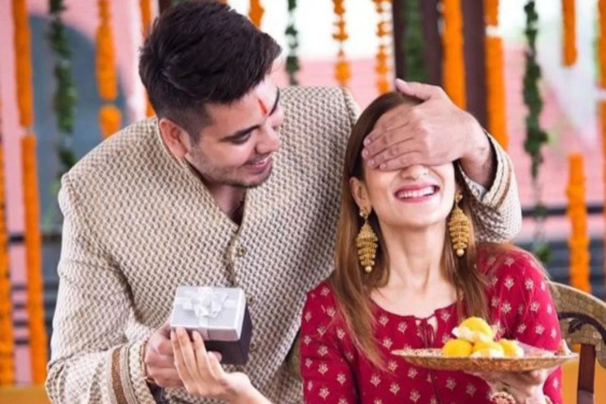 Raksha Bandhan Gift Ideas 2024: रक्षा बंधन पर बहन को दें ये शानदार गिफ्ट, देखते ही चेहरे पर आएगी मुस्कान
