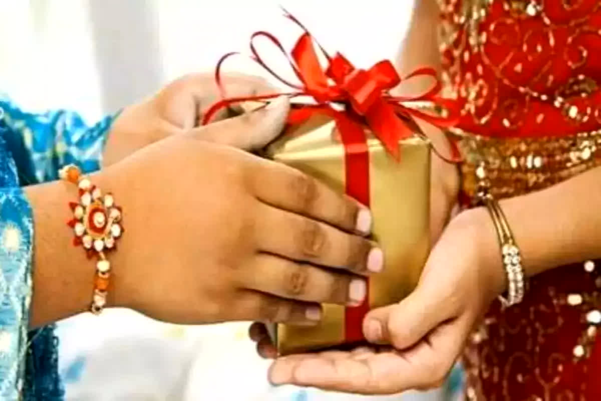 Raksha Bandhan Gift Ideas: इस रक्षाबंधन बहनों को दें ये बजट फ्रेंडली गिफ्ट, देखते ही खुशी से खिल उठेंगे चेहरे