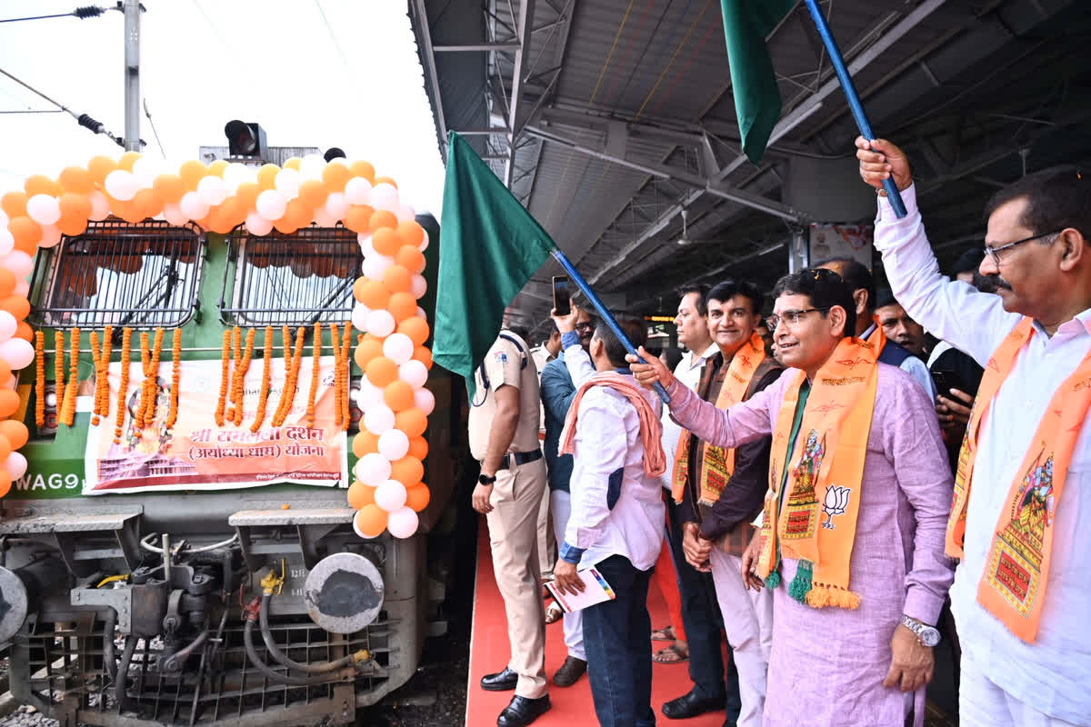 Shri Ramlala Darshan Yojana : छत्तीसगढ़ के 850 श्रद्धालु अयोध्या के लिए रवाना, मंत्री टंक राम वर्मा ने हरी झंडी दिखाकर किया ट्रेन को रवाना