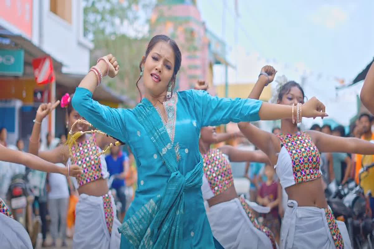 ‘राजा जी के राज चलेला’ रंगदारी पर आधारित भोजपुरी गाने ने रिलीज होते उड़ाया गर्दा, सृष्टि भारती ने बिखेरा अपनी आवाज का जादू