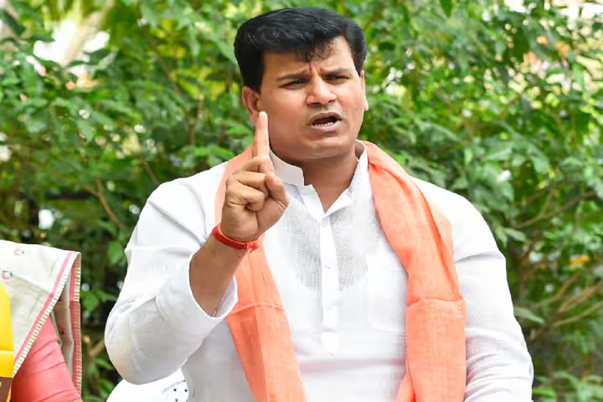 Ravi Rana Statement: ‘अगर आपने वोट नहीं दिया तो खाते से निकाल लूंंगा पैसे’… विधायक जी के इस बयान के बाद गरमाई सियासत, जानें क्यों कही ये बात Ravi Rana Statement: ‘अगर आपने वोट नहीं दिया तो खाते से निकाल लूंंगा पैसे’… विधायक जी के इस बयान के बाद गरमाई सियासत, जानें क्यों कही ये बात