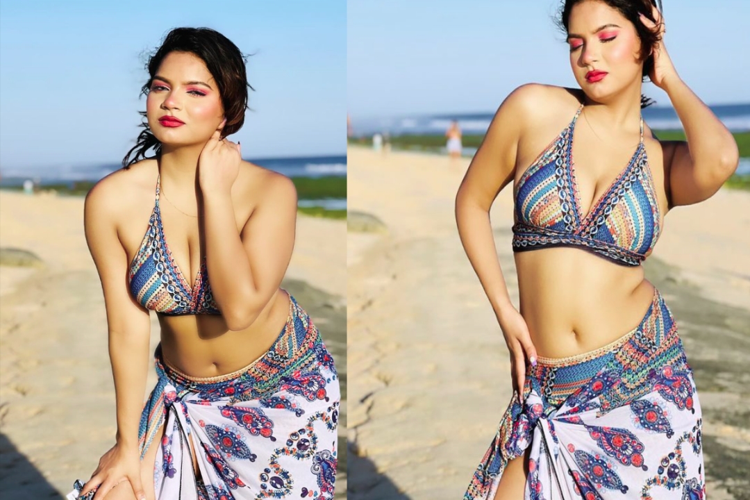 Watch Indian Bhabhi Sexy Video Online : समुंदर किनारे भाभी ने बिखेरा अपने हुस्न का जलवा..! हीरे की तरह चमक रहा गोरा बदन, सेक्सी वीडियो देखकर आप भी भरने लगेंगे आहें