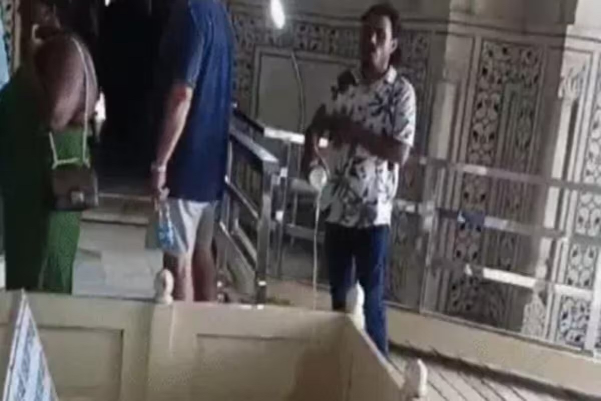 Taj Mahal Video Viral: ताजमहल के अंदर दो युवकों ने चढ़ाया गंगाजल, वीडियो वायरल हुआ तो मचा बवाल
