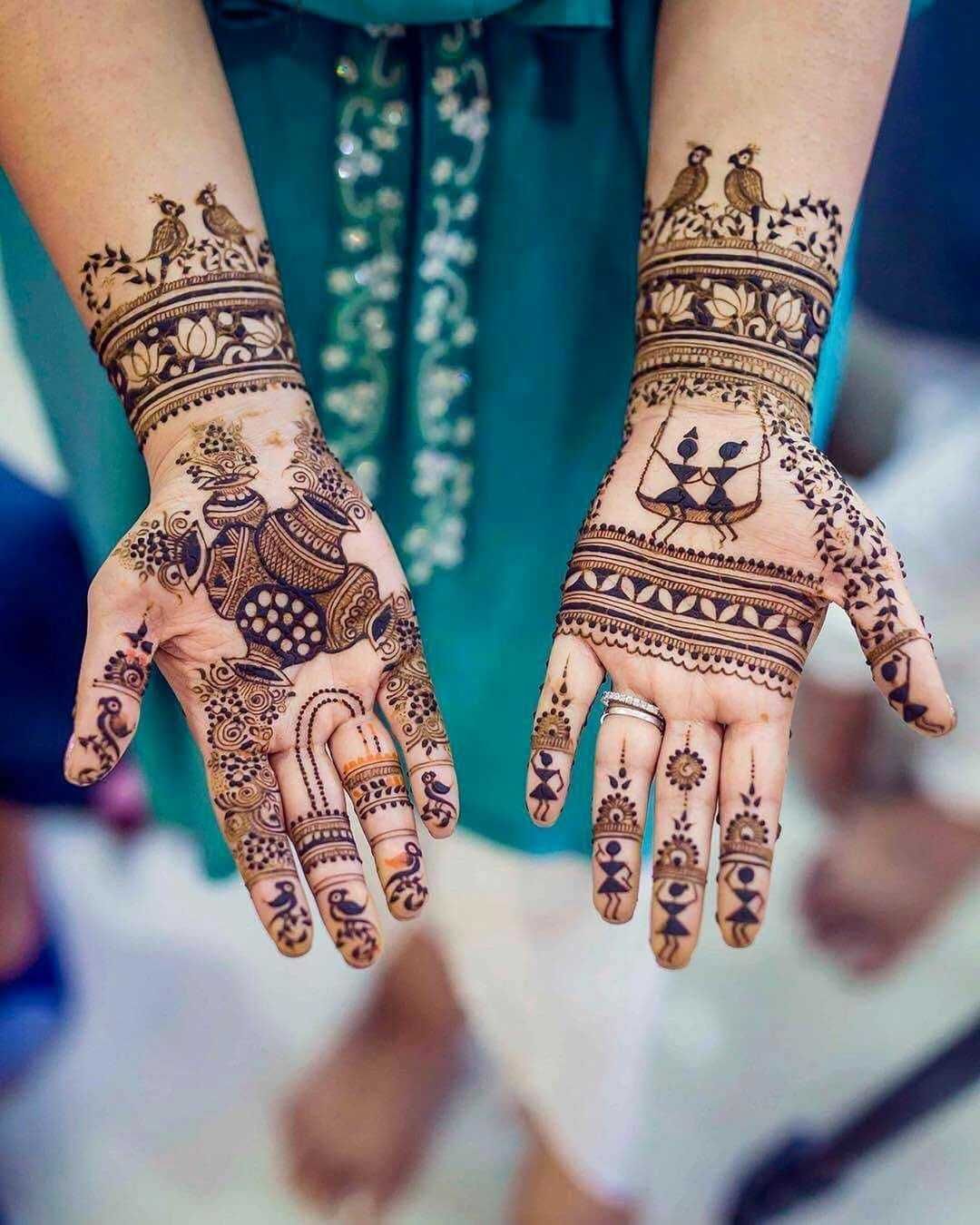 हर तीज त्योहारों पर लोग मेहंदी लगाकर अपने हाथों और पैरों को सजाते हैं।